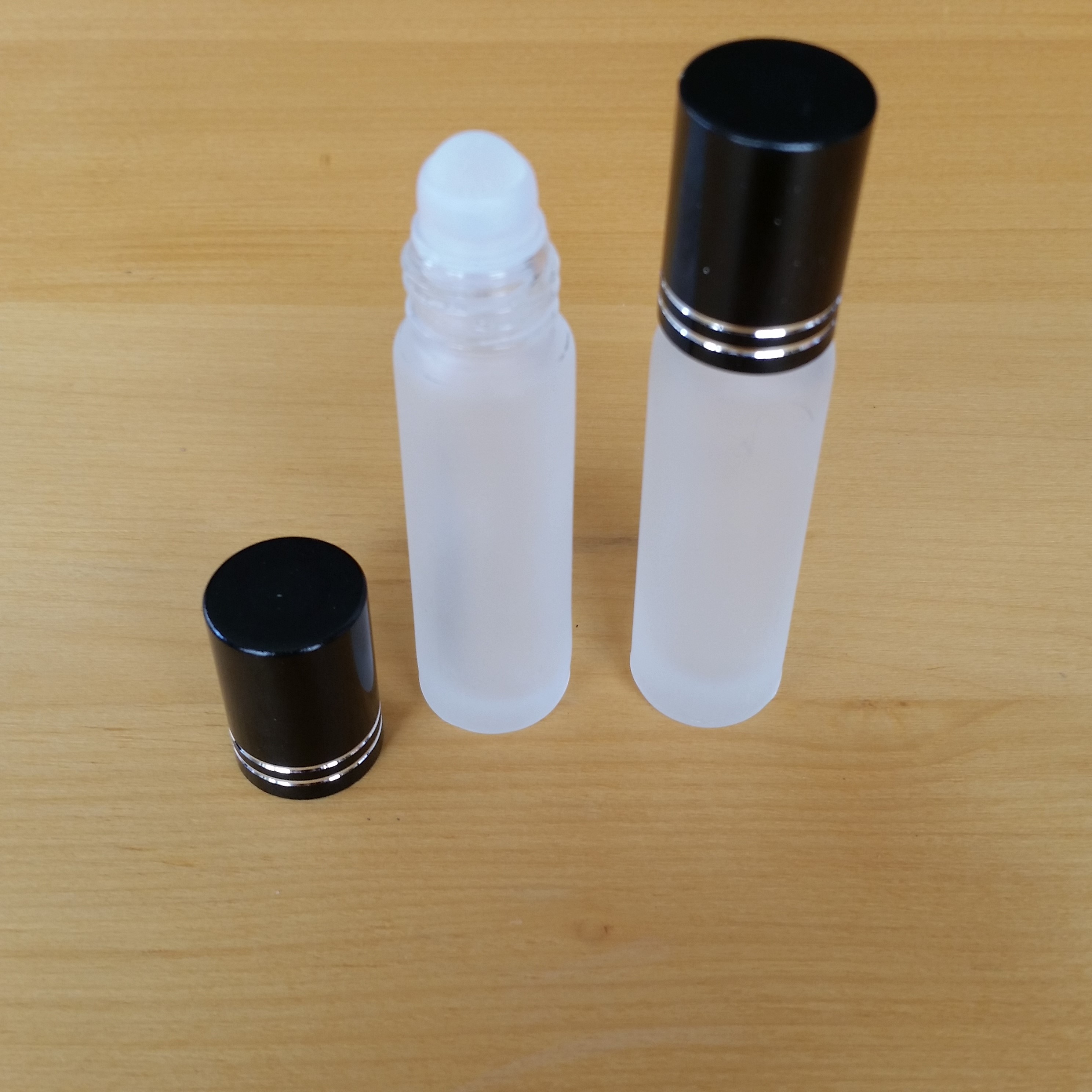 8ml Frosted Glass Roll-on Bottle with Black Cap